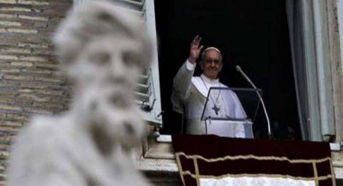 Il Papa all’Angelus: “Non riduciamo il Battesimo a un mero dato anagrafico”