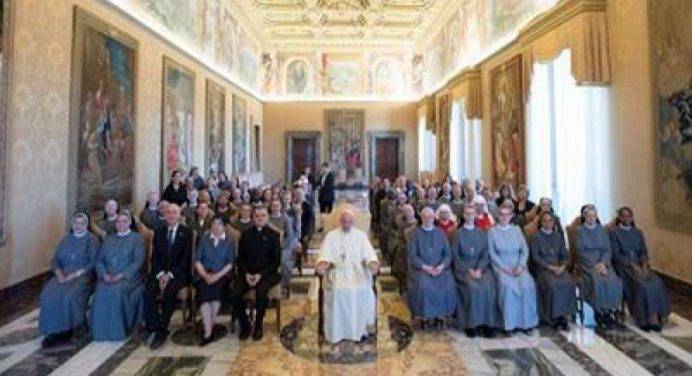 Il Papa alle suore: “Siate missionarie senza frontiere, libere e creative”