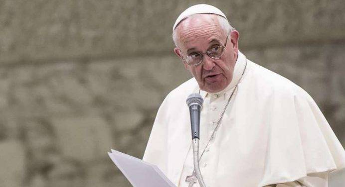 Il Papa denuncia: “La società incoraggia la tratta di esseri umani”