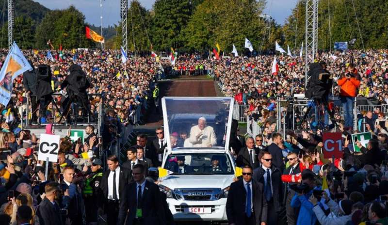 Il Papa: “E' vano negare la storia”