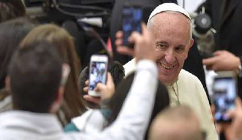Il Papa esalta le donne: “Sono più coraggiose degli uomini”