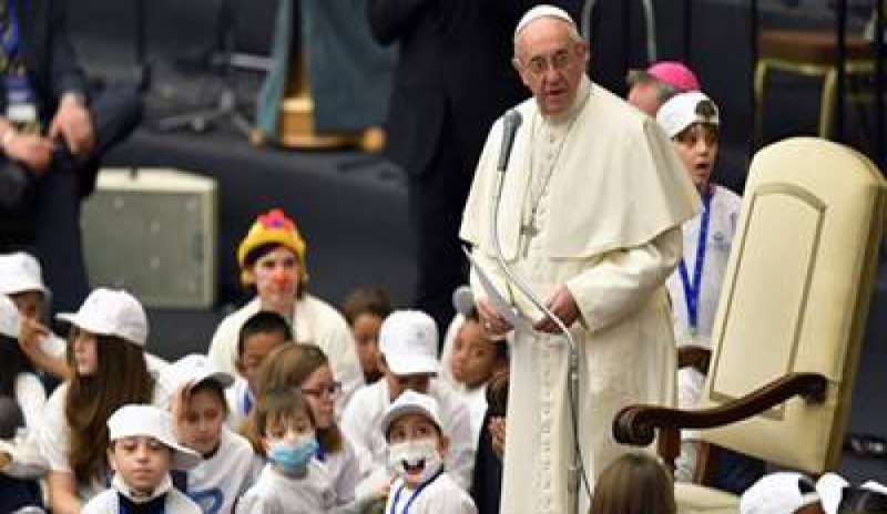 Il Papa incontra i piccoli ricoverati al Bambino Gesù: “Siete una famiglia”
