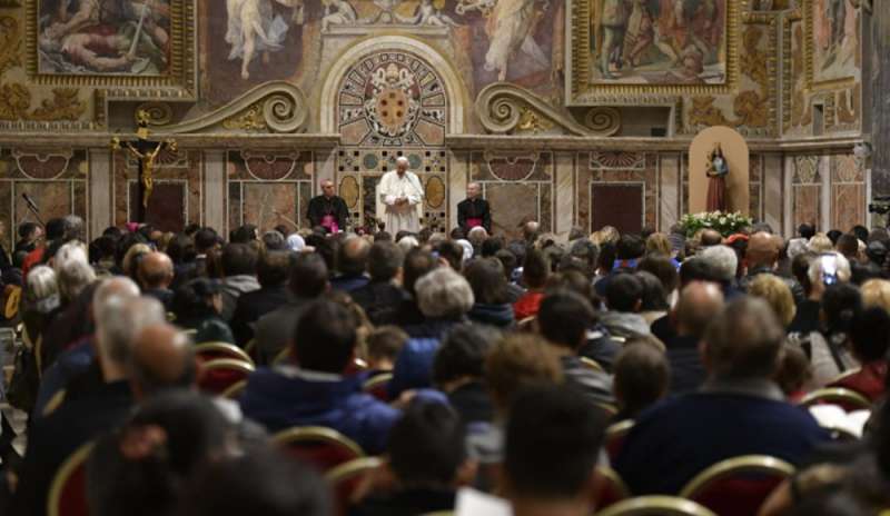 Il Papa incontra i rom: “Soffro per voi”