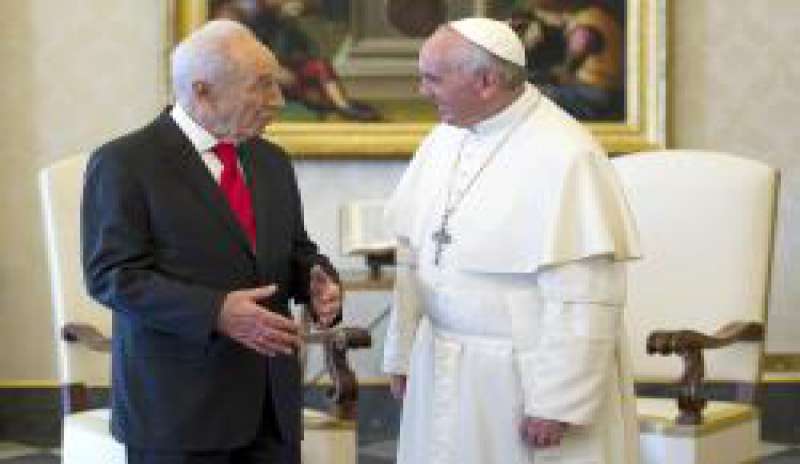 Il Papa incontra Shimon Peres. Obiettivo: fermare il conflitto a Gaza