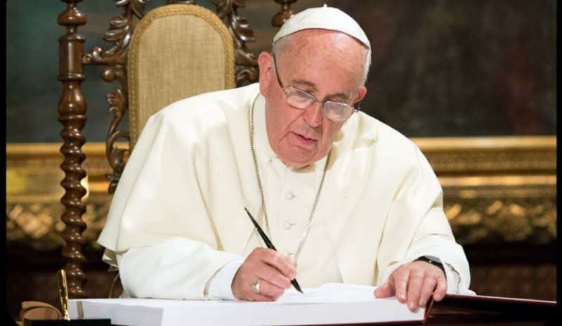 Il Papa “insegna” ai vescovi a congedarsi