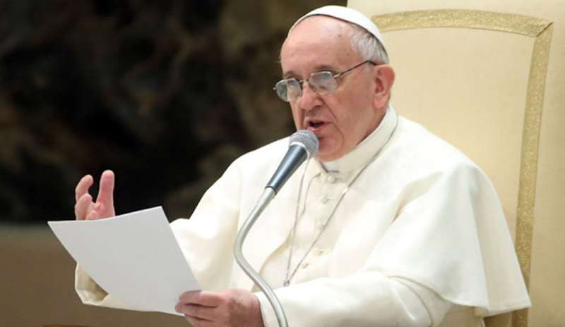 Il Papa: “L'economia deve servire l'uomo, non derubarlo”</p>