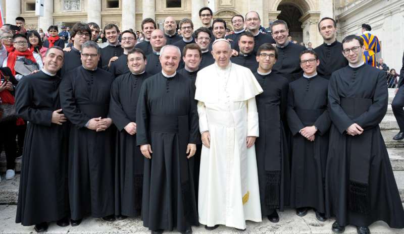 Il Papa: “La celebrazione eucaristica sia degna”