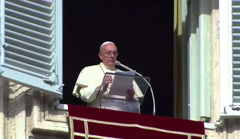 Il Papa: “La gioia è nella condivisione, non nell'idolatria”
