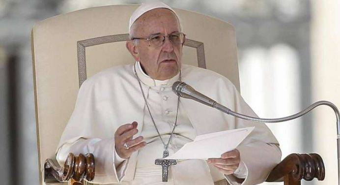 Il Papa: “La morte mette a nudo la nostra vita”