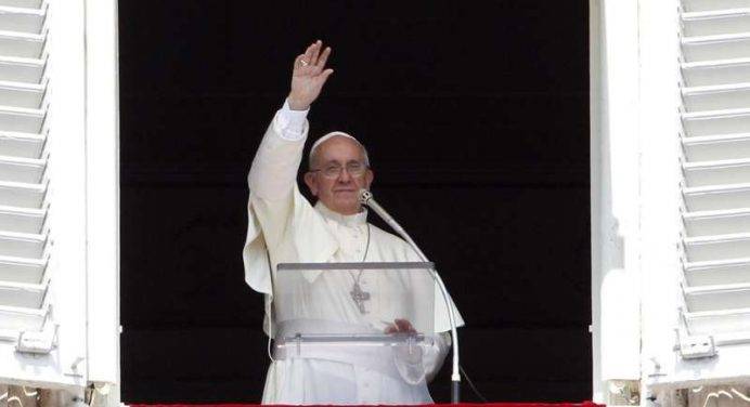 Il Papa: “Lo stupore davanti al presepe è vedere Dio”