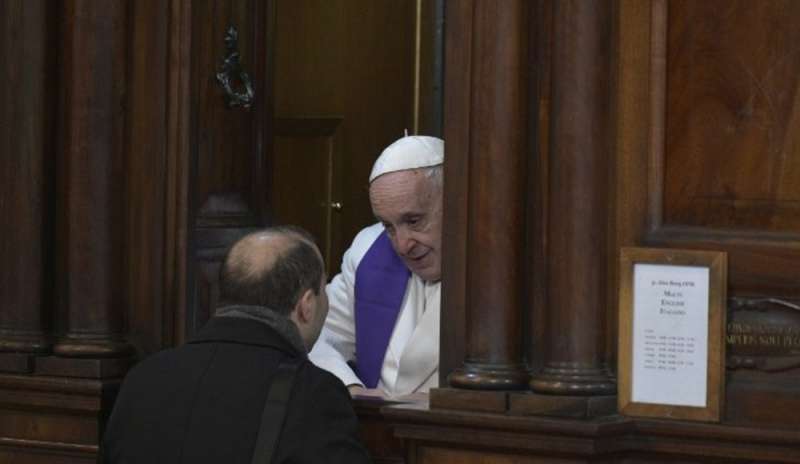 Il Papa mette in guardia i preti dalla crisi di mezza età