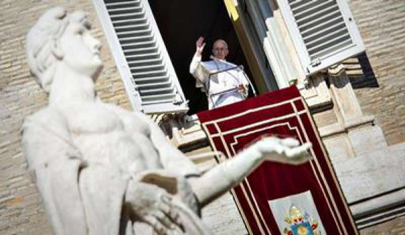 Il Papa: “No a cartomanti e oroscopi, solo la fede in Dio salva”
