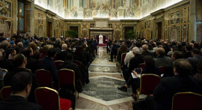 Il Papa: “No ad un'educazione schizofrenica”