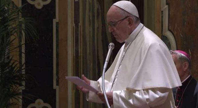 Il Papa: “Non siamo stati consacrati per essere supereroi”