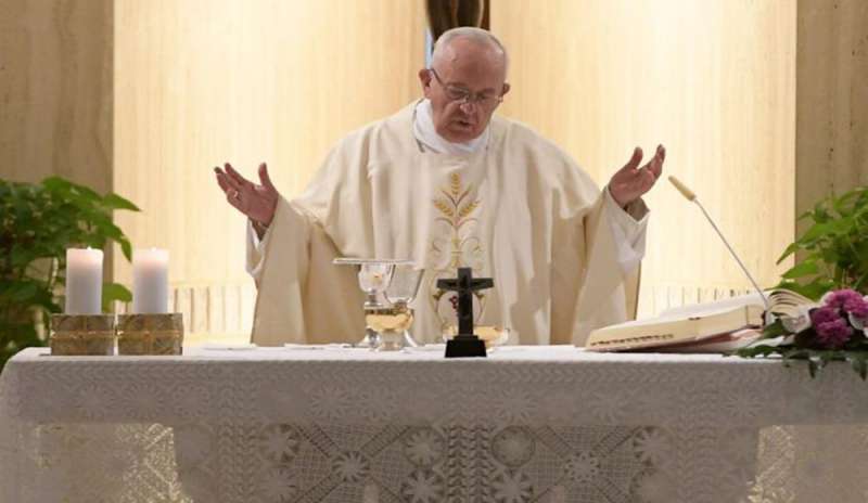 Il Papa: “Prendiamo per mano i nostri fratelli”