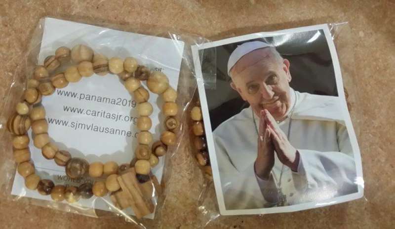 Il Papa regala 6 mila rosari ai giovani milanesi