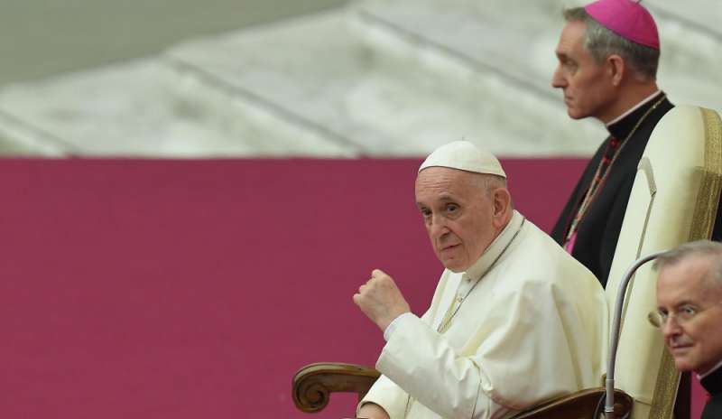 Il Papa: “Restiamo in silenzio davanti al presepe”