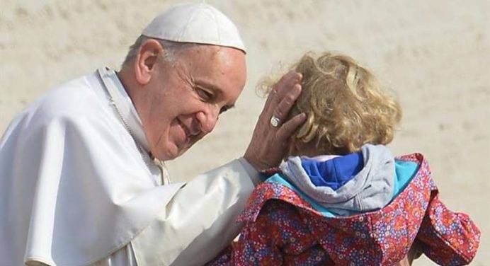 Papa: “Difendere i non nati, ma anche i poveri”