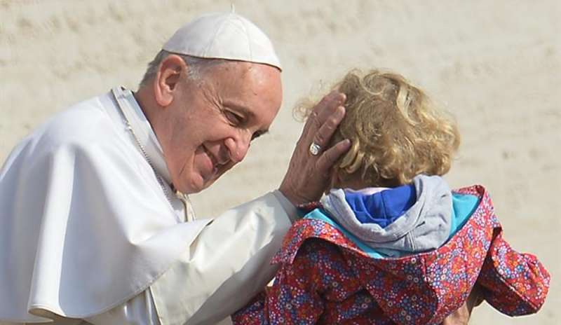 Papa: “Difendere i non nati, ma anche i poveri”