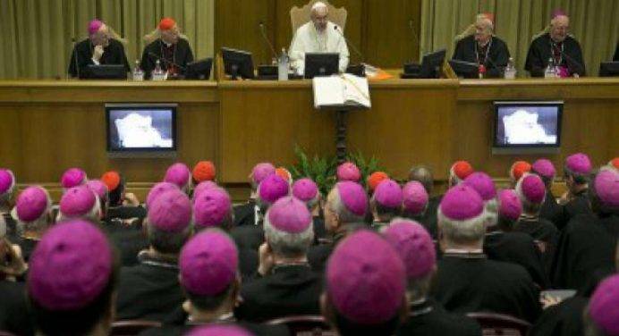Il Papa ringrazia il cardinale Bagnasco: “Non è facile lavorare con me”