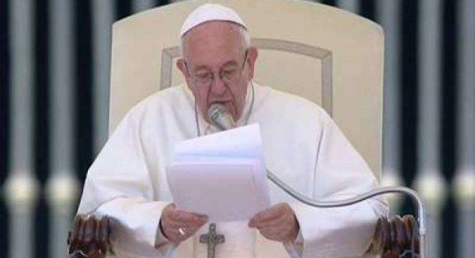 Il Papa scherza con i ragazzi di Shalom: “Meglio Maradona o Pelè?”
