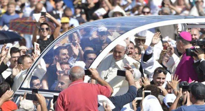 Il Papa: “Servono uomini di amore, non uomini d'onore”
