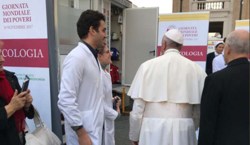 Il Papa visita a sorpresa il Presidio Sanitario Solidale
