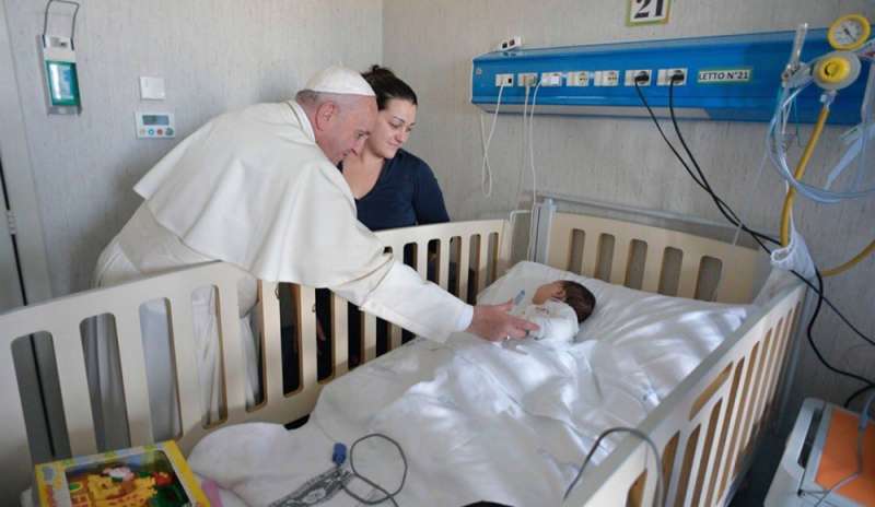 Il Papa visita a sorpresa l'ospedale pediatrico di Palidoro