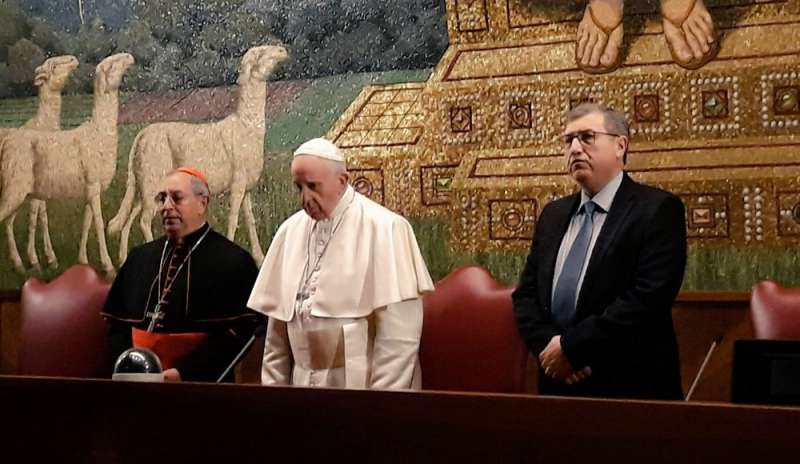 Il Papa visita a sorpresa l'Università Lateranense