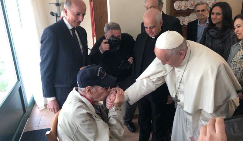 Il Papa visita a sorpresa un centro per malati di Alzheimer