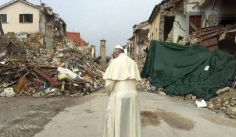 Il Pontefice visita le zone colpite dal sisma: “Vi porto nel cuore”