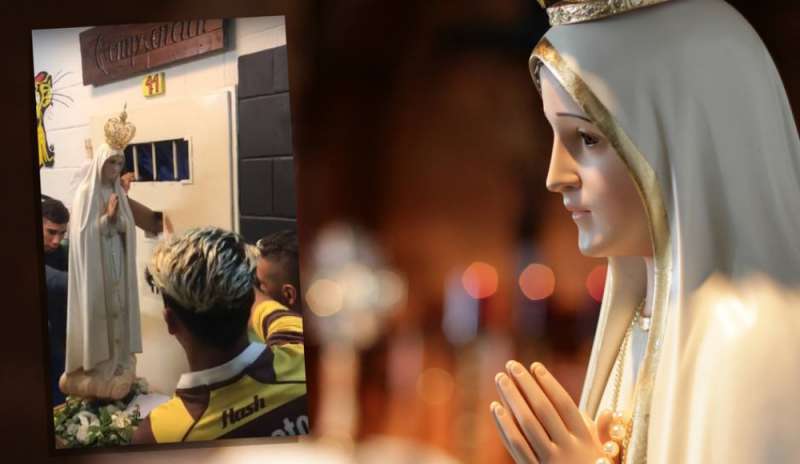 Il video commovente dei detenuti che cercano di toccare la statua della Madonna