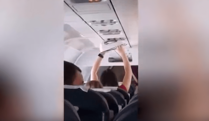 Imbarazzo in volo: passeggera si asciuga gli slip