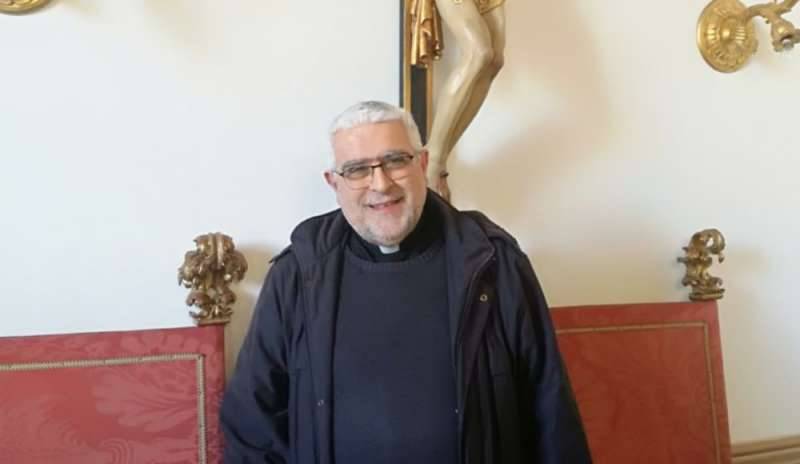 Al vescovo di Imola, Giovanni Mosciatti, la statuina del Presepe 2022