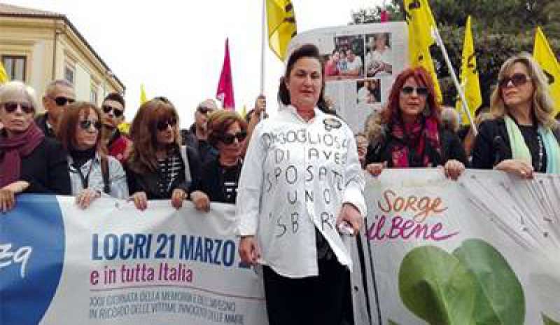In 25 mila per la marcia di Libera a Locri, don Ciotti: “Siamo tutti sbirri”