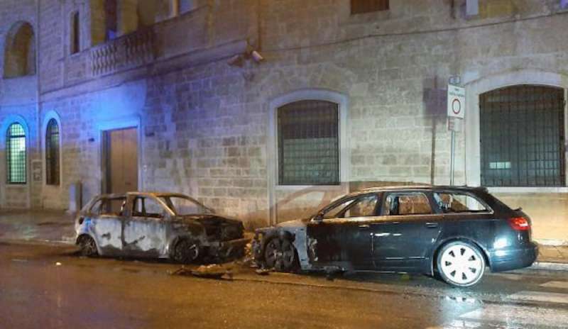 In fiamme due auto dei Carabinieri