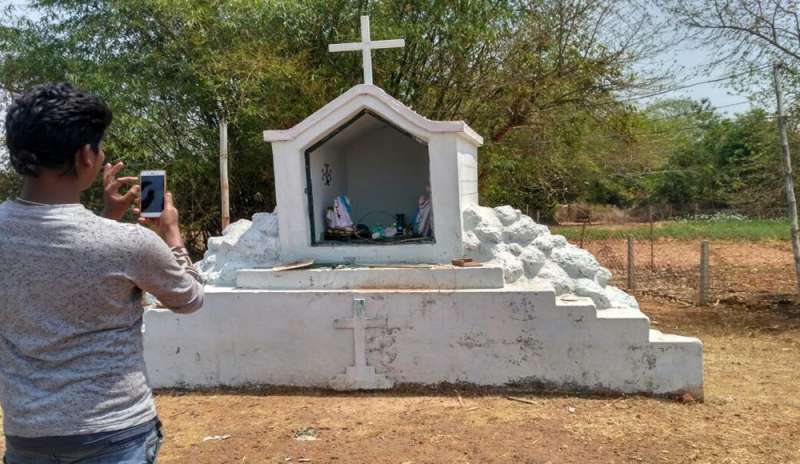 In India vogliono rimuovere le statue dei sacerdoti