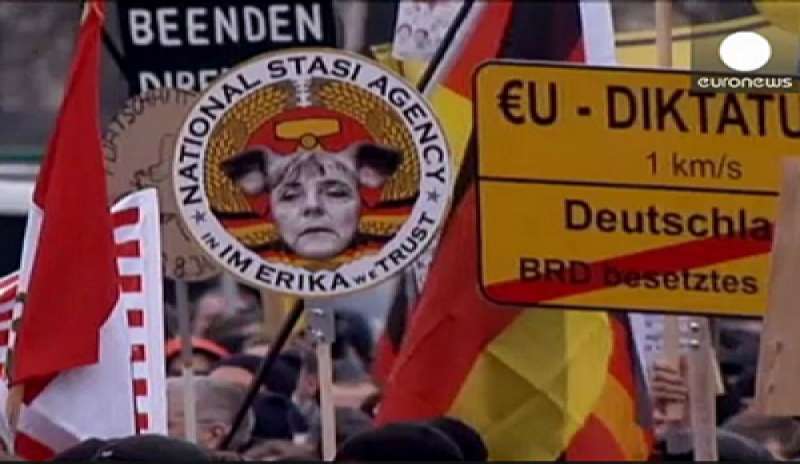 In migliaia in piazza nella città tedesca di Dresda per la marcia anti-Islam
