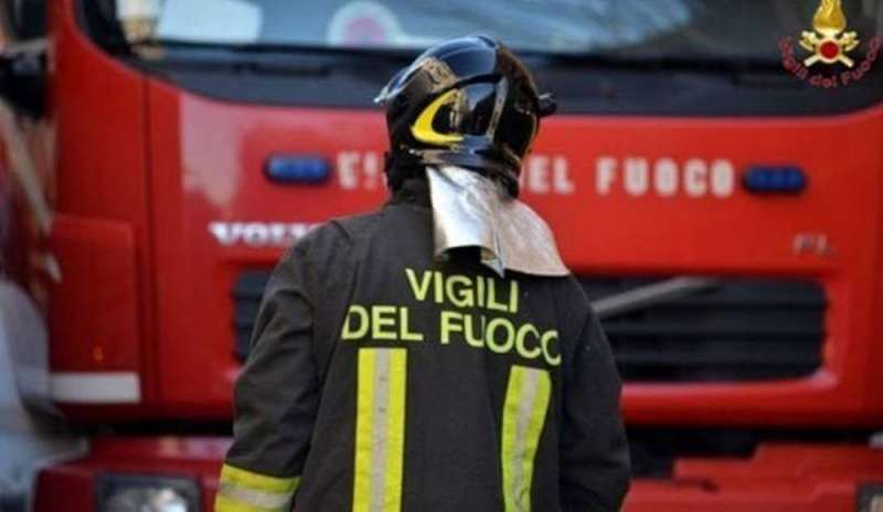 Un violento incendio colpisce un quartiere di Roma