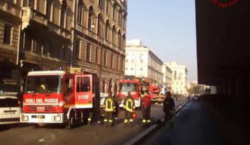 Incendio in un appartamento di via Gioberti: paura e strade chiuse attorno alla Stazione Termini