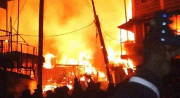 Incendio in un mercato: almeno 15 vittime