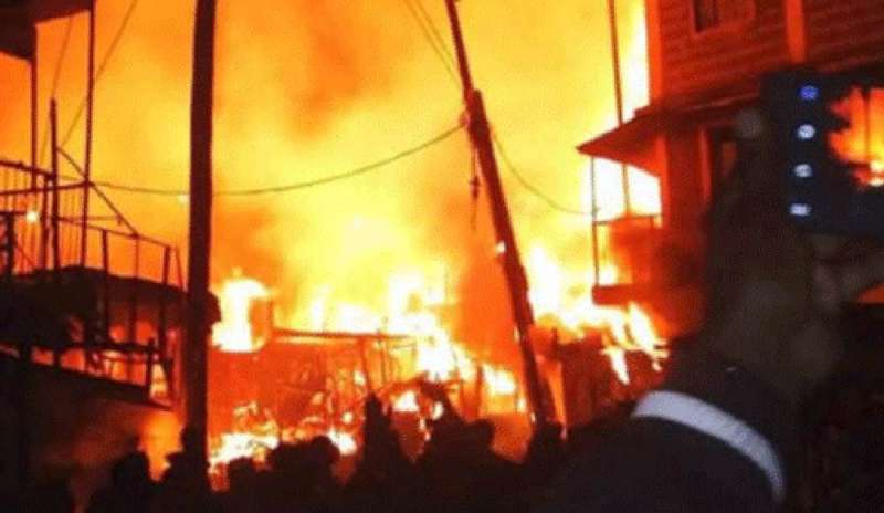 Incendio in un mercato: almeno 15 vittime