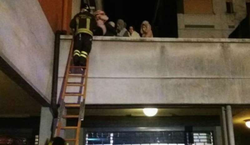 Incendio in un palazzo: 2 morti e 40 intossicati
