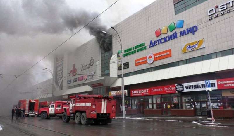 Incendio nel mall: 64 morti