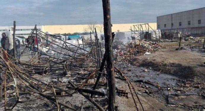 Incendio in una baraccopoli migranti nel Foggiano: un morto