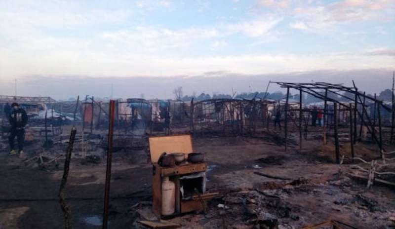 Incendio nella tendopoli di migranti: 1 morto