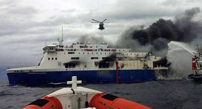 Incendio sul traghetto: 10 morti. Giallo sui dispersi