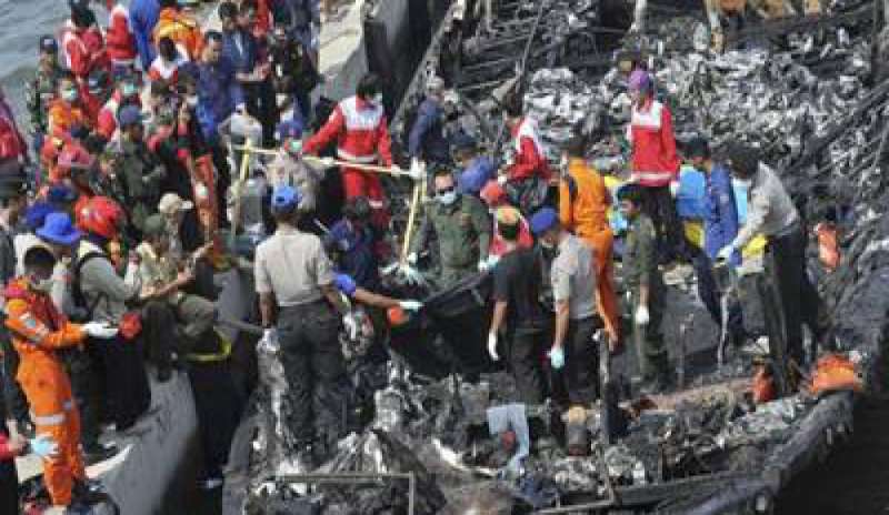 Incendio sul traghetto in Indonesia: arrestato il capitano