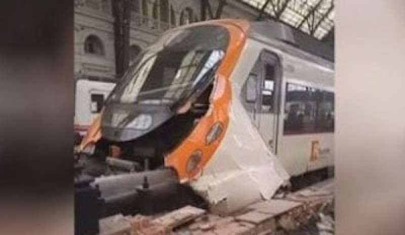 Incidente ferroviario nel centro di Barcellona: 54 feriti, 5 gravi