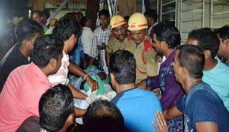 India, incendio in ospedale: almeno 19 morti, 100 feriti